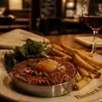Bistrot des ducs : tartare de bœuf, frites maison et jeunes pousses