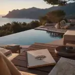 Location villa corse luxe : terrasse avec piscine à débordement et vue mer