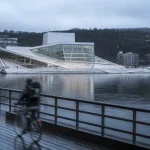 Oslo Europe, Opéra d’Oslo et quai au bord de l’eau, cyclistes flous