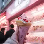 Princesse crepe Harajuku au Marais : crêpe japonaise devant vitrine rose