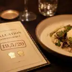 Toque gault et millau : carte 19,5/20 et toques dorées sur table
