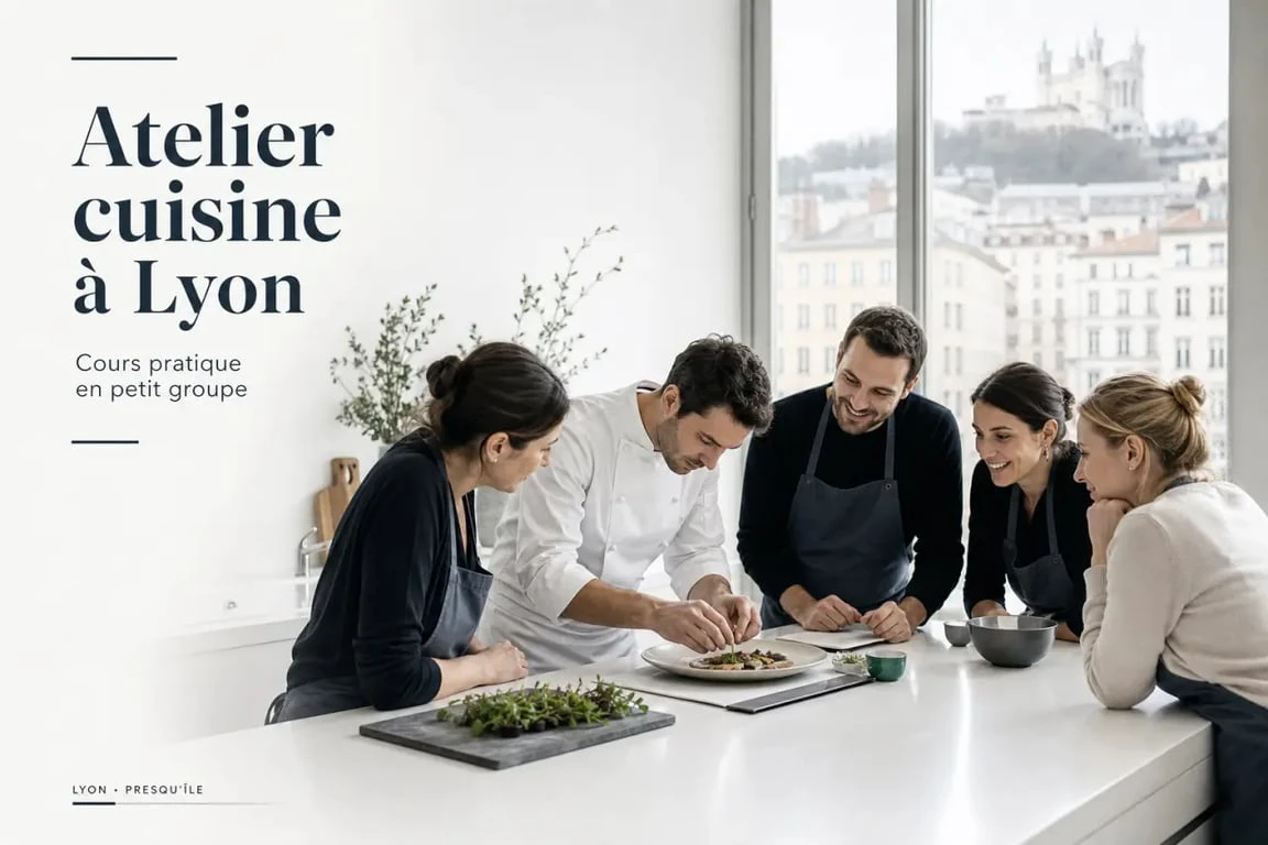 Cours cuisine lyon dans un atelier convivial avec chef et participants autour d’un plan de travail