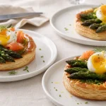 Entrée pâques gastronomique : tartelettes fines asperges, œuf mollet, saumon fumé et herbes
