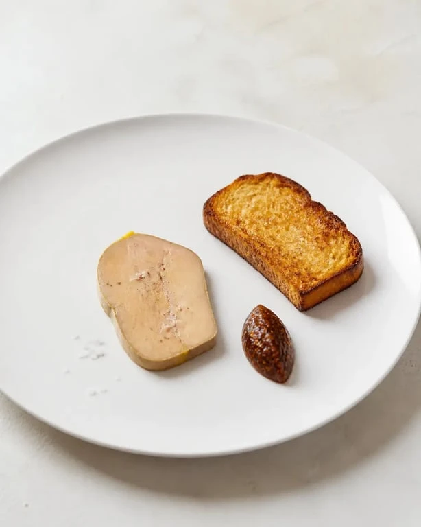 Présentation assiette foie gras grand chef sur assiette blanche avec toast et chutney