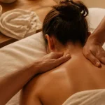 Massage du dos : mains sur nuque et trapèzes, ambiance spa