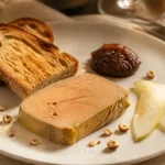 Tranche de foie gras, pain toasté, poire et confit d’oignons, accord vin