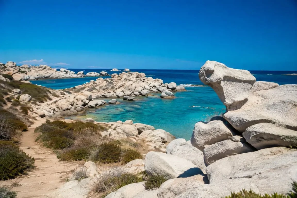 Que faire en Corse-du-Sud : baignade et rochers granitiques aux îles Lavezzi