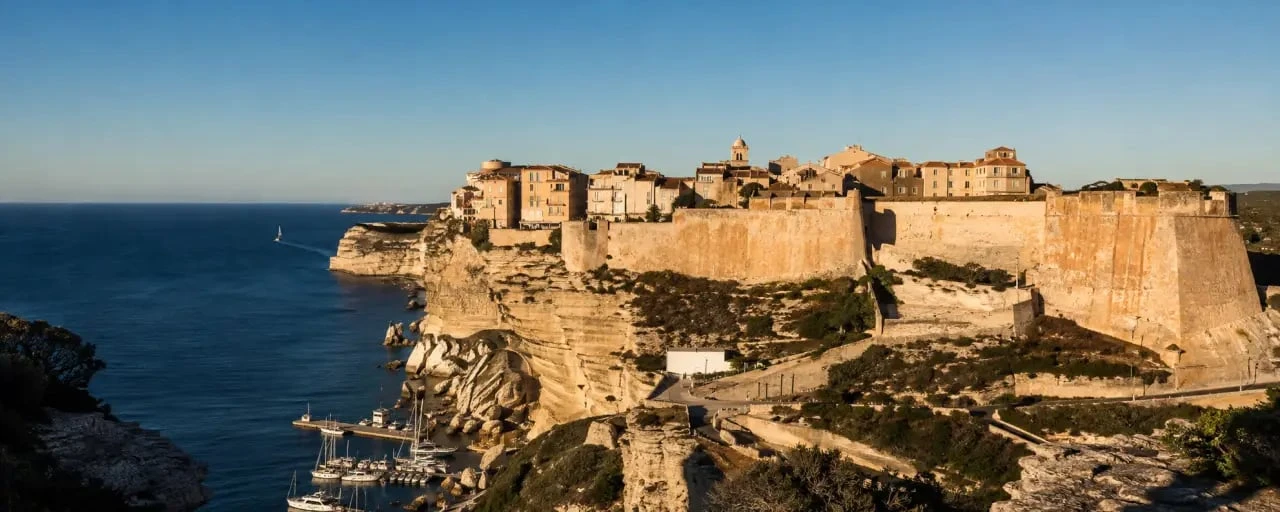 Que faire en Corse-du-Sud : panorama de Bonifacio sur les falaises