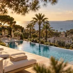 Hotel luxe Saint Tropez avec piscine bleue près de la pinède, Méditerranée
